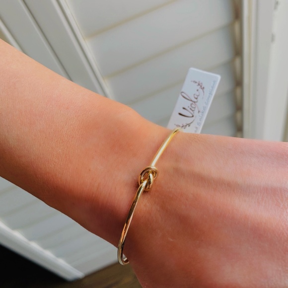 Simple Knot Cuff Bracelet - Picture 1 of 2